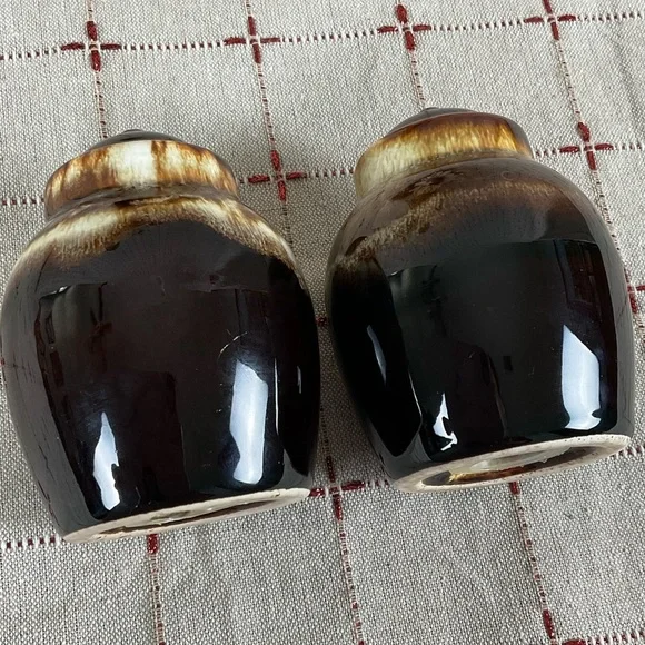 Vintage Pfaltzgraff Gourmet Brown Drip Salt & Pepper Shakers Original Plugs - Picture 4 of 5